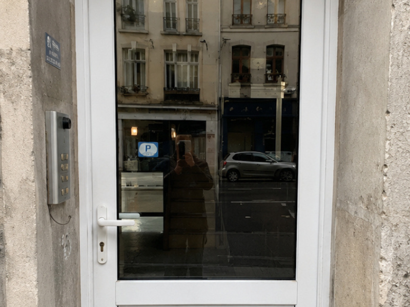 Réalisation de serrurerie, vitrerie ou pose de film par VNC Services 3