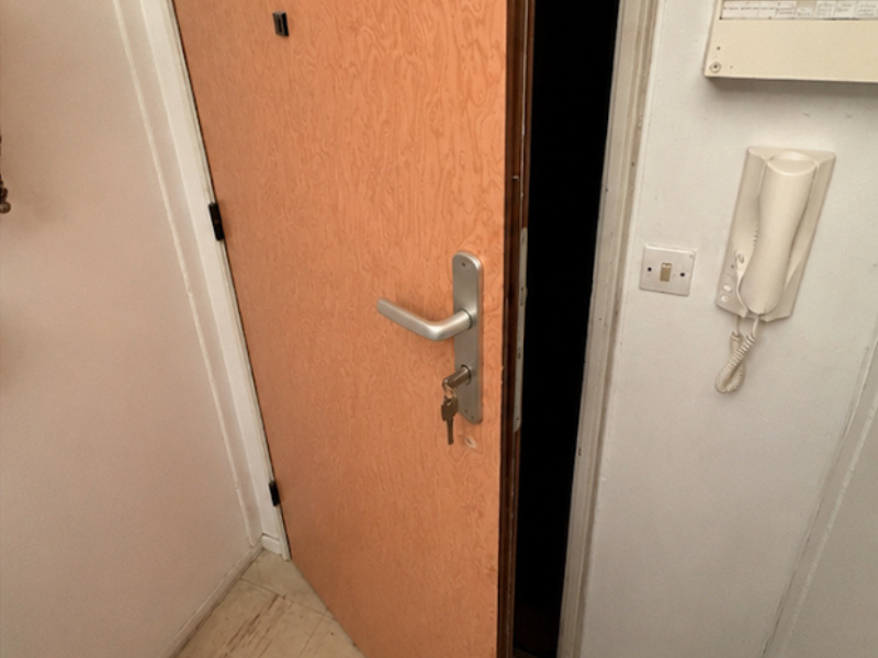 Réalisation de serrurerie, vitrerie ou pose de film par VNC Services 5